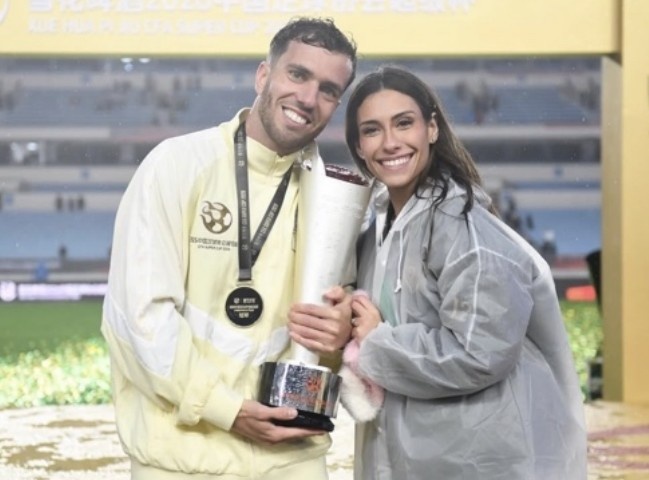 雷速体育平台-塞尔吉尼奥社媒晒照庆祝超级杯夺冠：中国足协超级杯冠军！