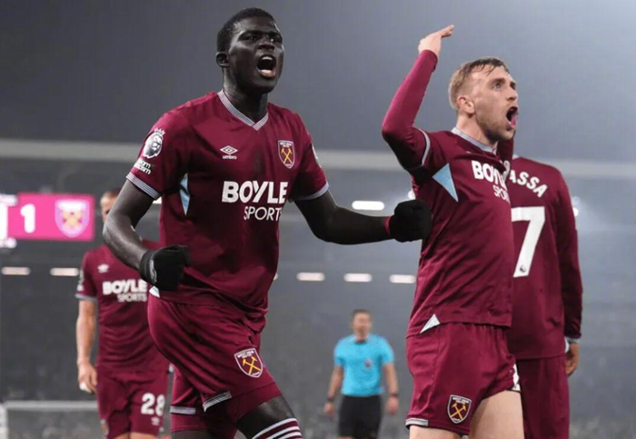 足球篮球直播-西汉姆胜富勒姆后球迷高歌挑衅热刺|西汉姆联|水晶宫|托特纳姆热刺|诺丁汉森林|图多尔_新浪体育_新浪新闻