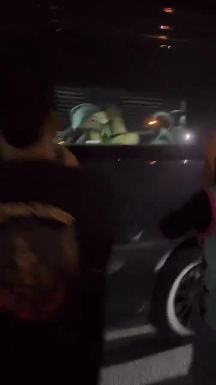 官方数据-小秀身材！文班亚马打赤膊坐在大巴上 引得球迷连连尖叫